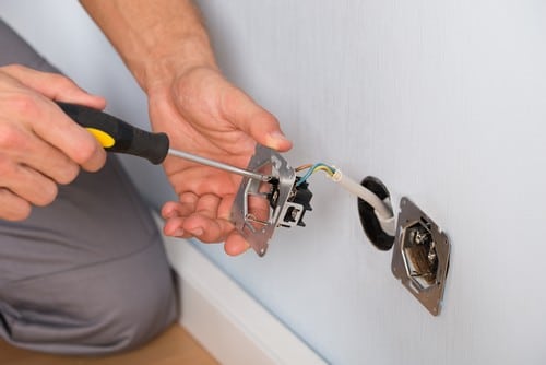 électricien Cachan - Installation d'une prise Schuko par un électricien