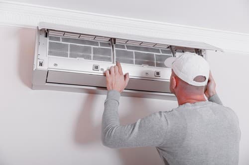 électricien Cahors - Un électricien répare un climatiseur
