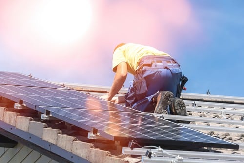 électricien Cahors - Un électricien installe un panneau solaire