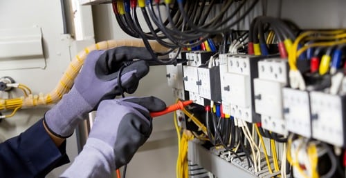 électricien Challans - Un électricien répare un tableau électrique
