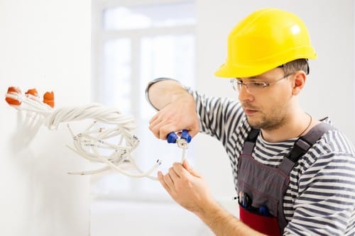 électricien Chartres - un artisan s'occupe de l'installation électrique d'une maison neuve