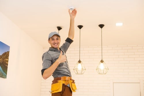 électricien Chaumont - Un électricien installe d'autres lampes au plafond