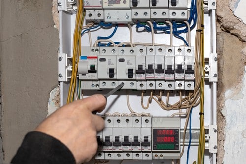 électricien Chevilly-Larue - Un électricien répare un tableau électrique