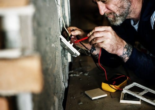 électricien Combs-la-Ville - Un électricien prépare une prise électrique