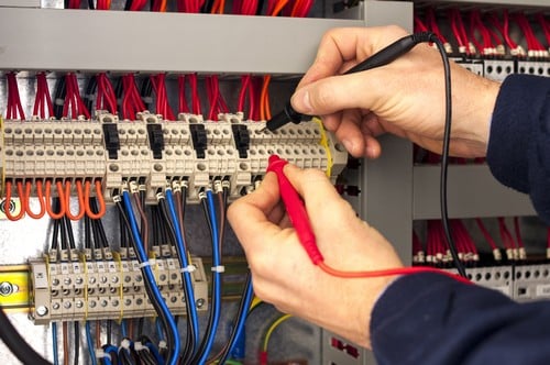 électricien Compiègne - un artisan installe un tableau électrique