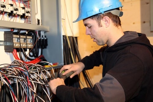 électricien-Conflans-Sainte-Honorine-les bons artisans-électricien qui fait une intervention sur un compteur électrique