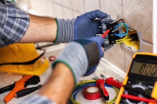 électricien Dammarie-les-Lys - Installation d'une prise électrique par un électricien