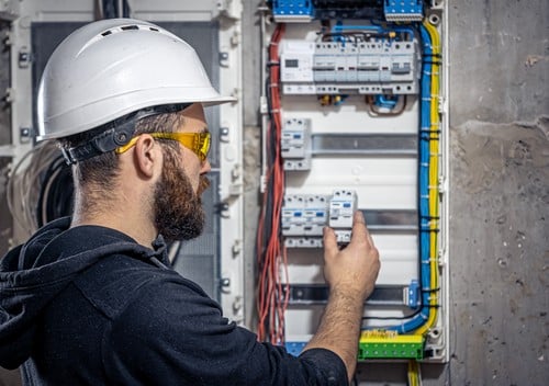 électricien Dax - Un électricien répare un tableau électrique