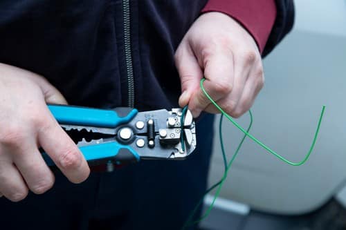 électricien Dax - Un électricien prépare les câbles électriques