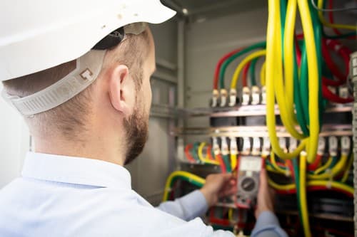 électricien Deuil-la-Barre - un électricien répare un tableau électrique