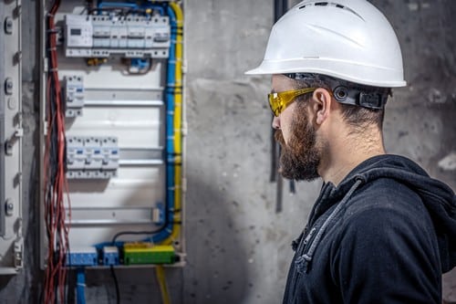 électricien Eaubonne - les bons artisans - électricien devant tableau électrique