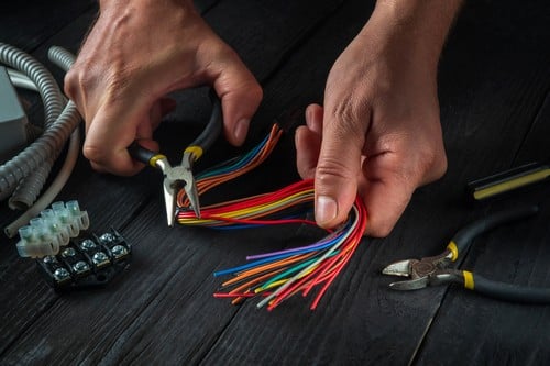 électricien Élancourt - les bons artisans - fils électriques et pince