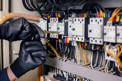 électricien Fleury-les-Aubrais - Un électricien répare un tableau électrique