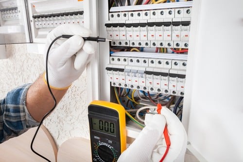 électricien Forbach - Un électricien répare un tableau électrique