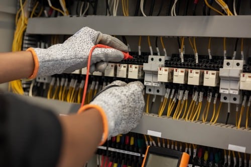 électricien Fresnes - les bons artisans - électricien qui analyse un compteur électrique