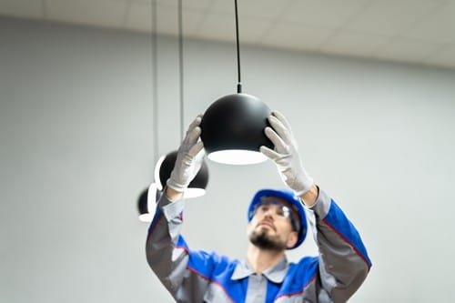 électricien Garches - Installation d'une lampe au plafond par un électricien