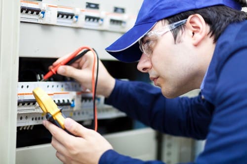 électricien Garges-lès-Gonesse - un artisan inspecte un tableau électrique