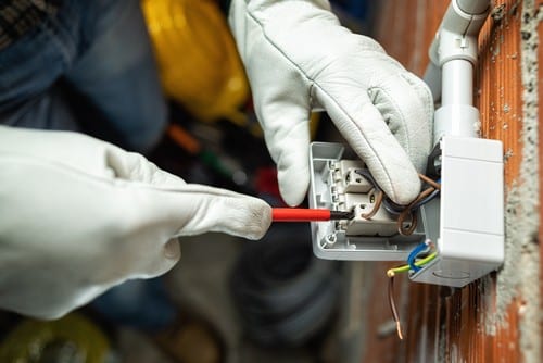 électricien Guyancourt - Réparation d'une prise électrique par un électricien