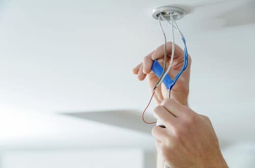 électricien-Haguenau-les bons artisans-installation de fils électriques au plafond