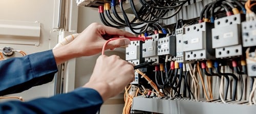 électricien Hazebrouck - Un électricien s'occupe d'un tableau électrique
