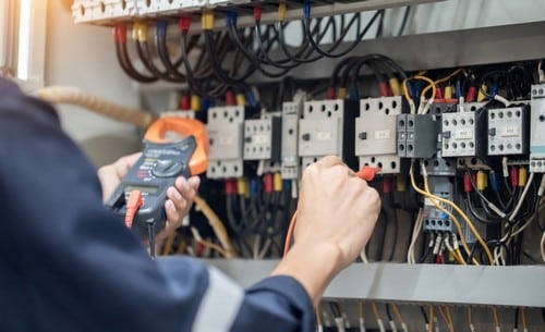 électricien La Celle-Saint-Cloud - Un électricien répare un compteur électrique