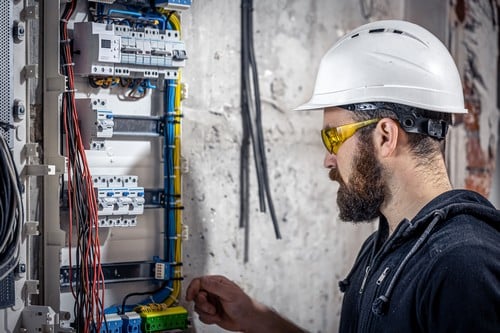 électricien La Teste-de-Buch - Un électricien règle un tableau électrique