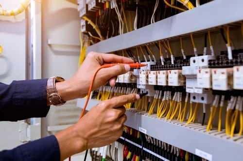 électricien La Valette-du-Var - Un électricien règle un tableau électrique