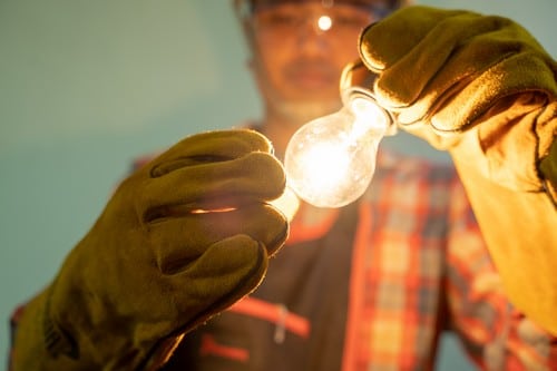 électricien Lannion - Un électricien devant une lampe allumée