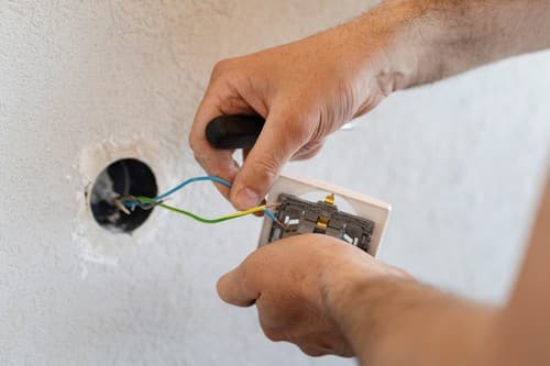 électricien Lannion - Installation d'une prise électrique par un électricien