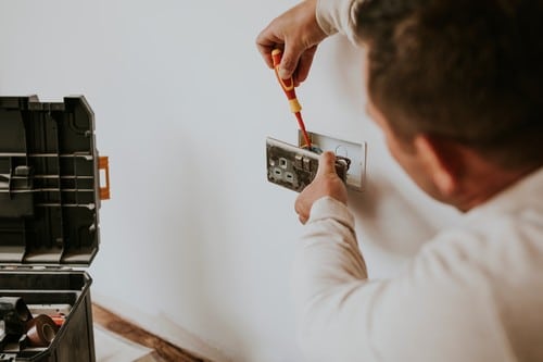 électricien Le Creusot - Un électricien répare une prise électrique