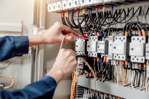 électricien Le Petit-Quevilly - Un électricien répare un tableau électrique