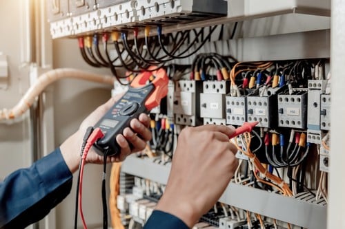 électricien Le Puy-en-Velay - Un électricien répare un tableau électrique