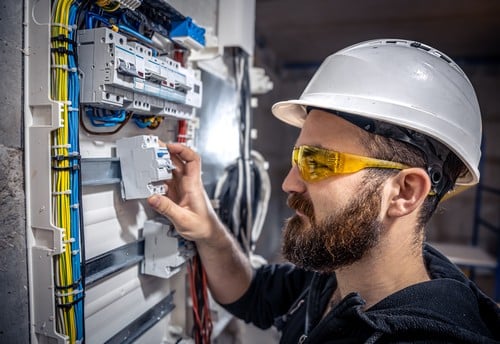 électricien Les Lilas - Un électricien règle un tableau électrique