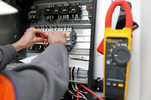électricien Lisieux - Un électricien qui contrôle un tableau électrique