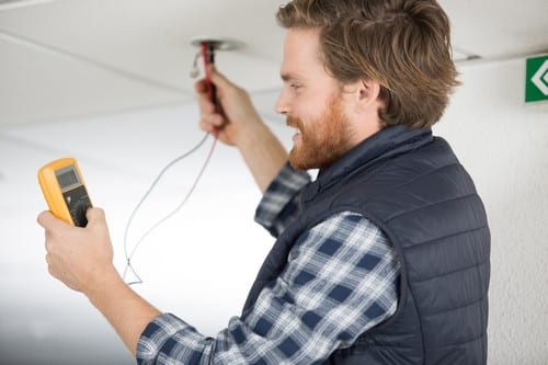 électricien Maisons-Laffitte - les bons artisans - électricien qui fait des test