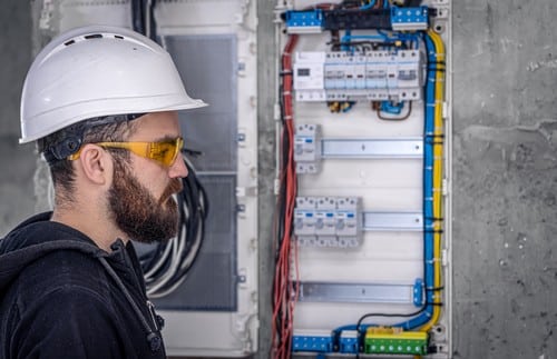 électricien Mandelieu-la-Napoule - Un électricien s'occupe d'un tableau électrique