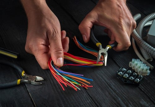 électricien Marmande - Préparation de câbles électriques par un électricien