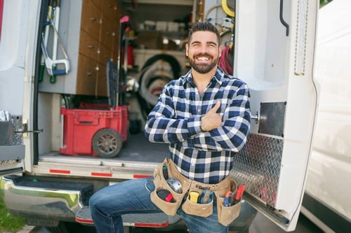 électricien Miramas - Un électricien fier d'être sur un chantier