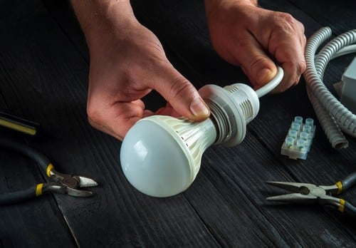 électricien Mitry-Mory - Installation d'une ampoule par un électricien
