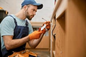 électricien Montfermeil - Un électricien qui propage l'électricité dans la maison