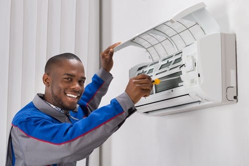 électricien Montluçon - un artisan installe un climatiseur