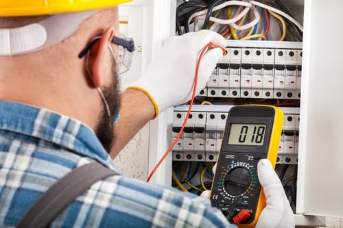 électricien Morsang-sur-Orge - Un électricien règle un tableau électrique