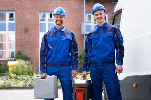 électricien Mougins - Deux électriciens en bleu de travail sur un chantier