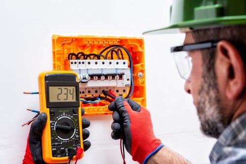 électricien Neuilly-Plaisance - Un électricien contrôle un tableau électrique