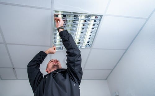 électricien Neuilly-Plaisance - Installation d'une lampe au plafond par un électricien