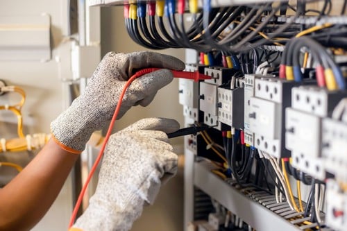 électricien Nogent-sur-Oise - Un électricien répare un tableau électrique