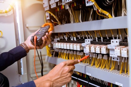 électricien Olivet - Un électricien répare un tableau électrique
