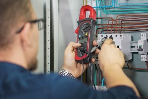 électricien Orly - Contrôle d'un compteur électrique par un électricien