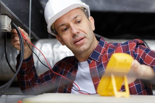 électricien Ozoir-la-Ferrière - Contrôle d'une prise électrique par un électricien