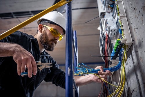 électricien Ozoir-la-Ferrière - Un électricien installe un tableau électrique